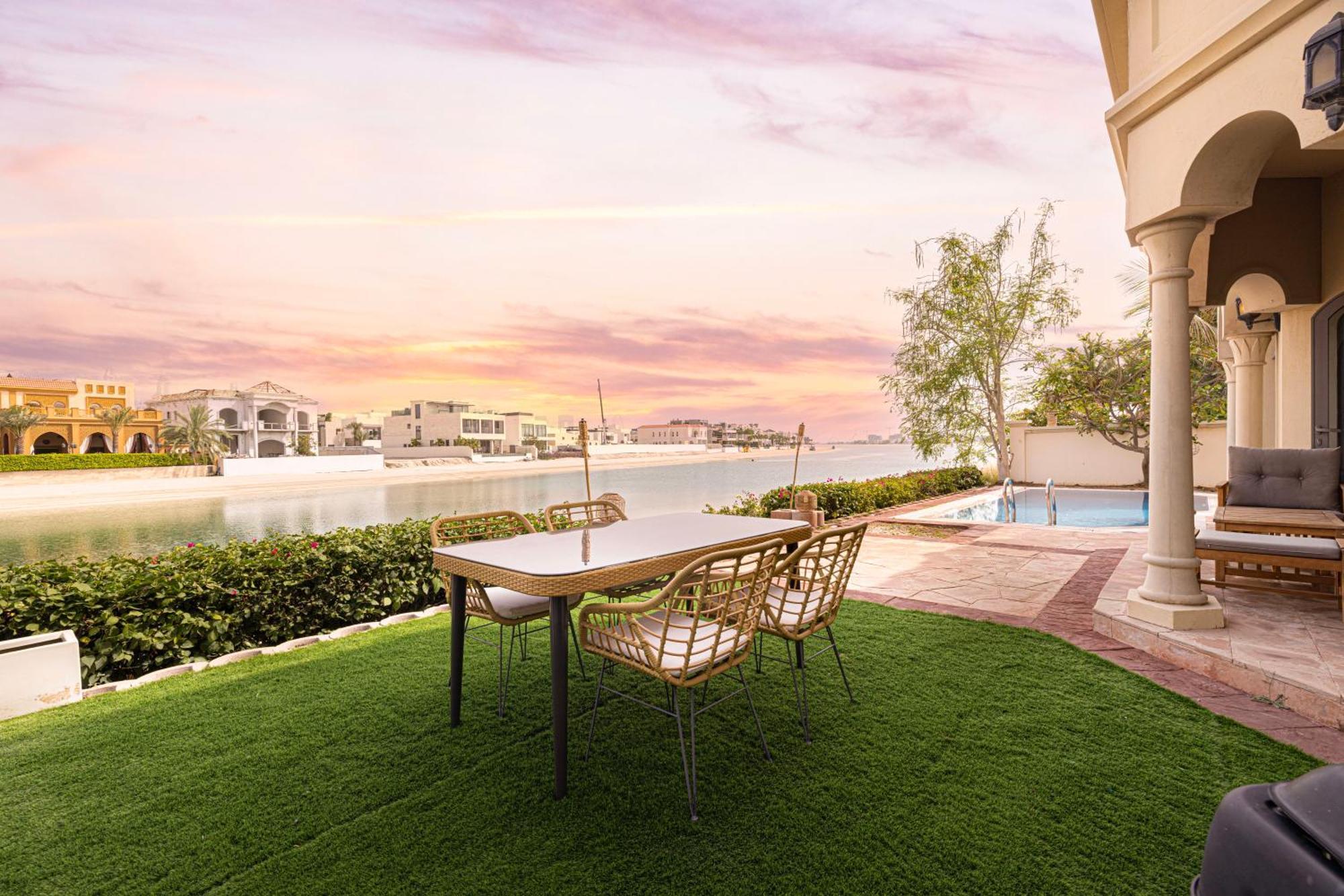 Beachfront For 10 Guests With Full Kitchen & View *