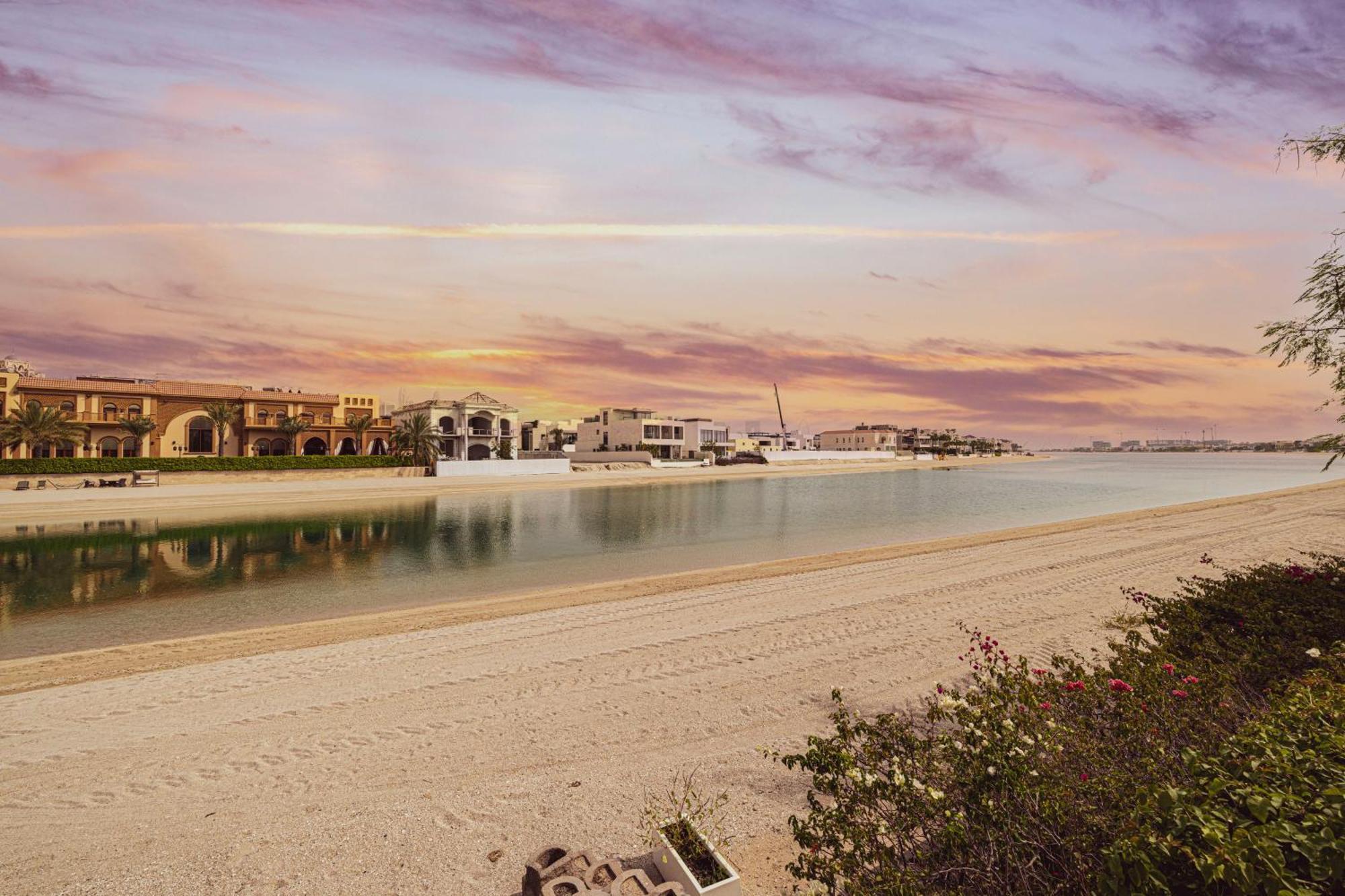 Beachfront For 10 Guests With Full Kitchen & View Villa