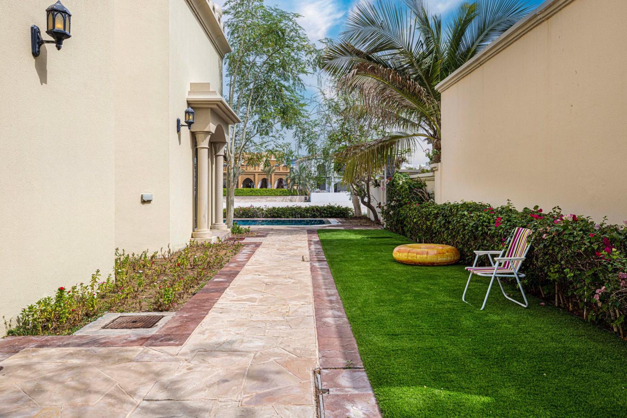 Beachfront For 10 Guests With Full Kitchen & View Dubai