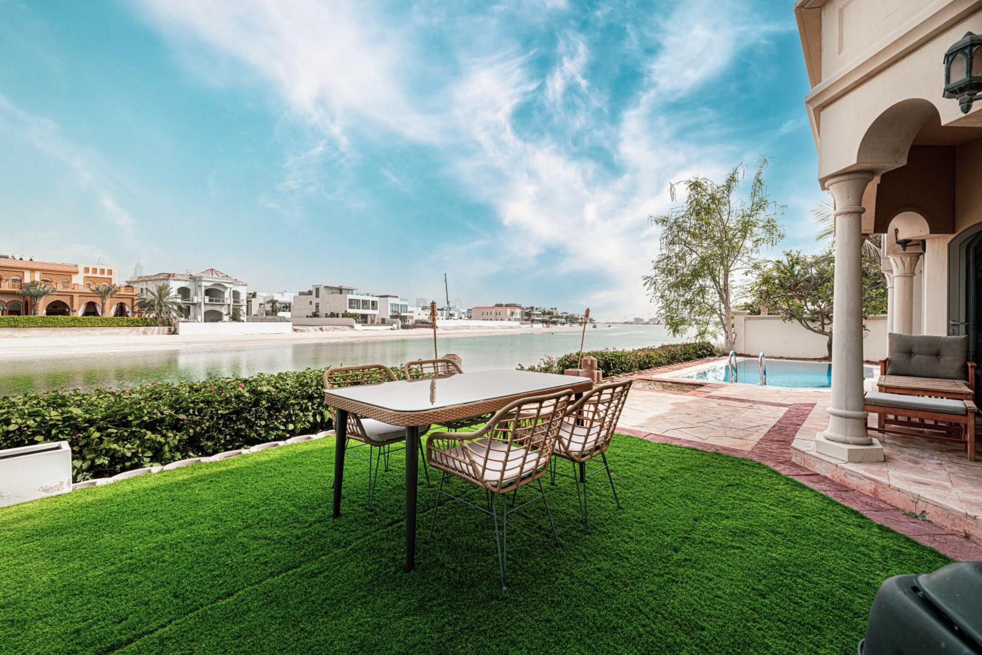 Beachfront For 10 Guests With Full Kitchen & View