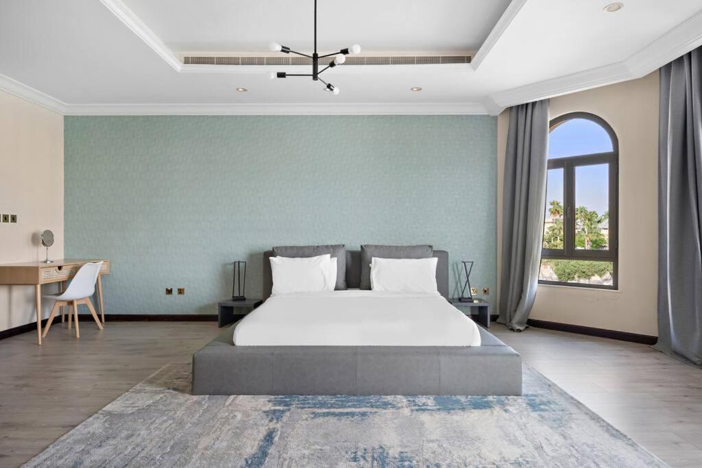 Beachfront For 10 Guests With Full Kitchen & View Dubai