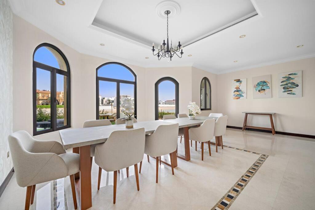 Beachfront For 10 Guests With Full Kitchen & View *