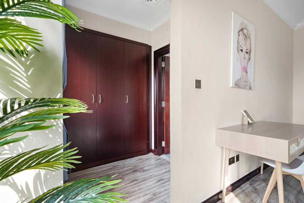 Beachfront For 10 Guests With Full Kitchen & View * Dubai
