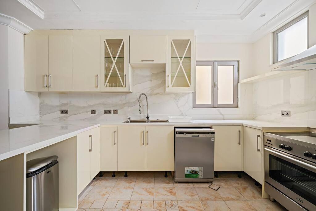 Beachfront For 10 Guests With Full Kitchen & View * Dubai