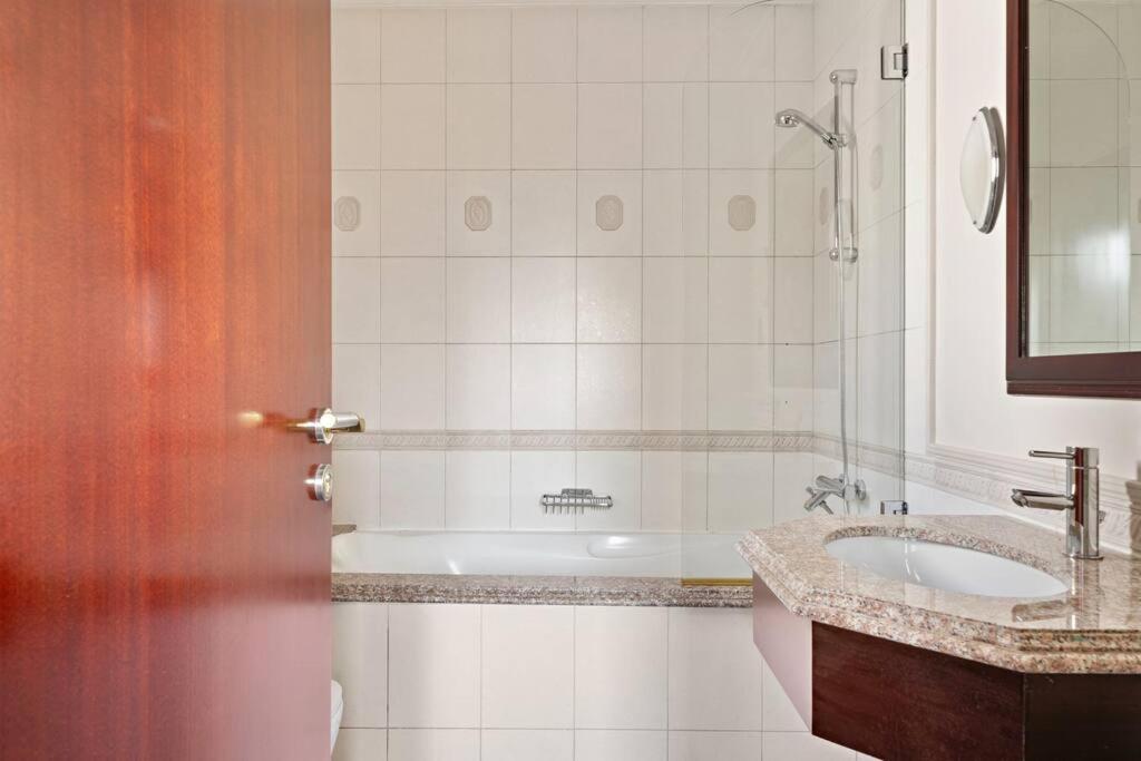 Beachfront For 10 Guests With Full Kitchen & View * Dubai