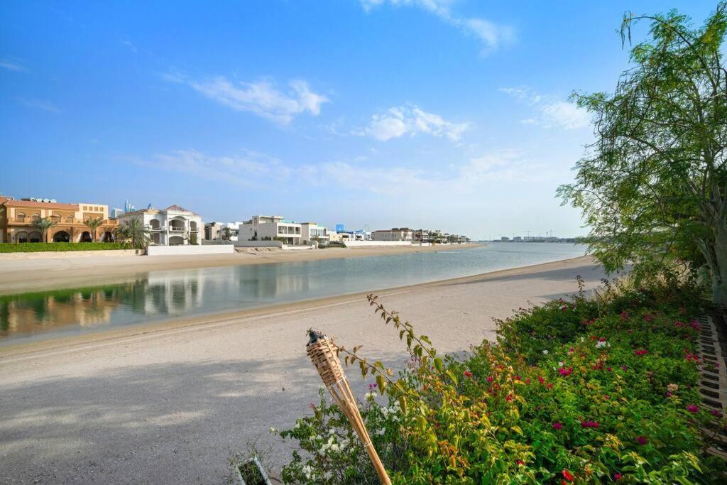 Villa Beachfront For 10 Guests With Full Kitchen & View Dubai