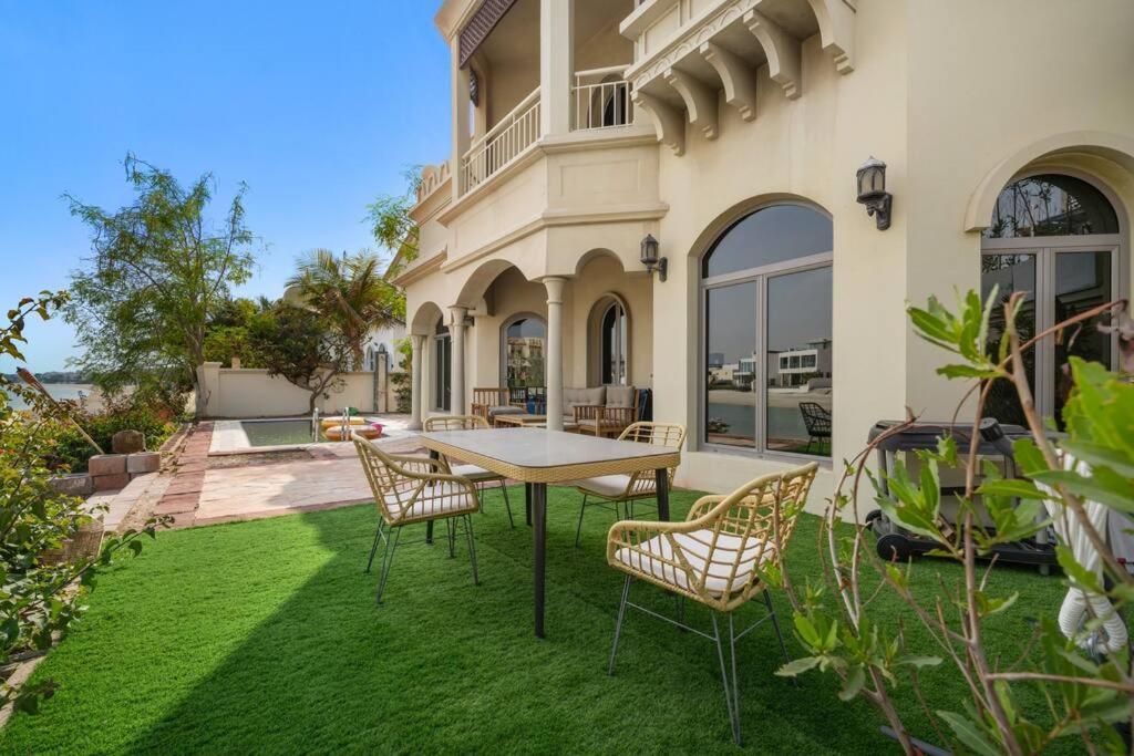Beachfront For 10 Guests With Full Kitchen & View Villa Dubai