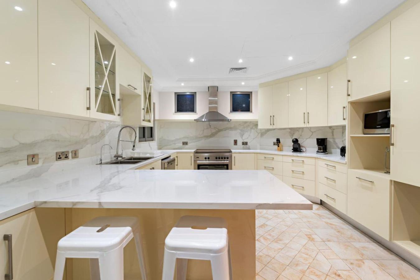Beachfront For 10 Guests With Full Kitchen & View Villa Dubai